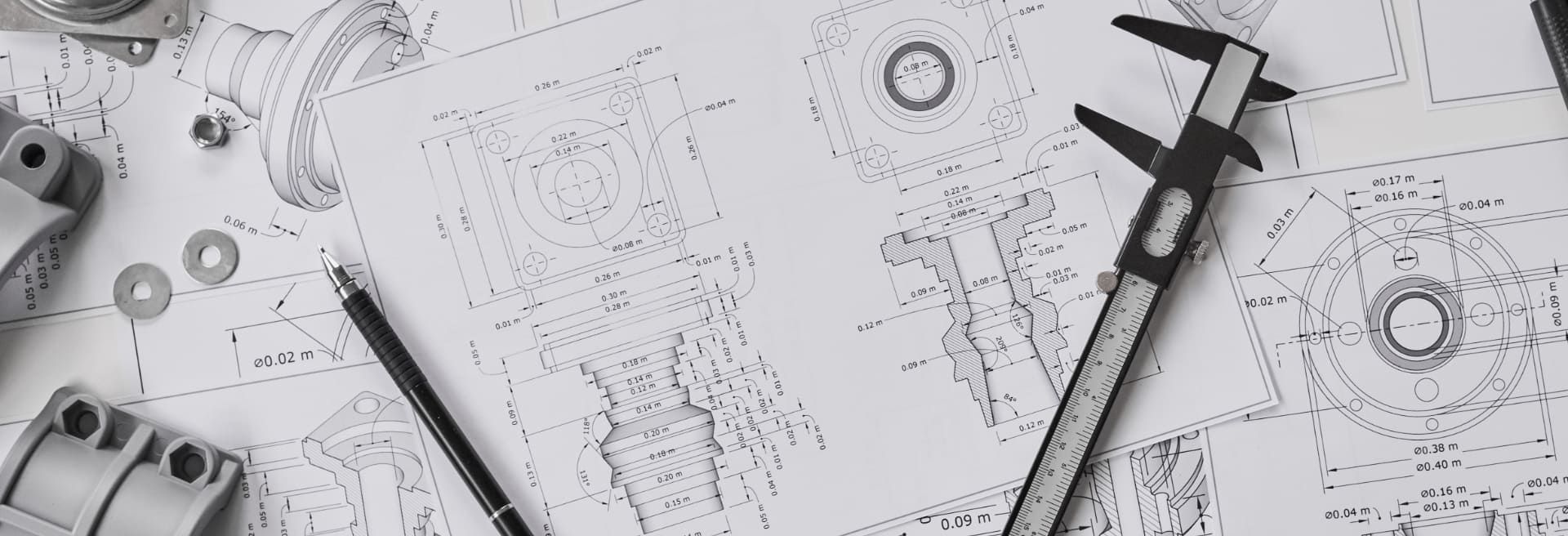 Nahaufnahme eines Bauplans mit Werkzeugen und weiteren Gegenständen, die für die Planung und Konstruktion verwendet werden.
